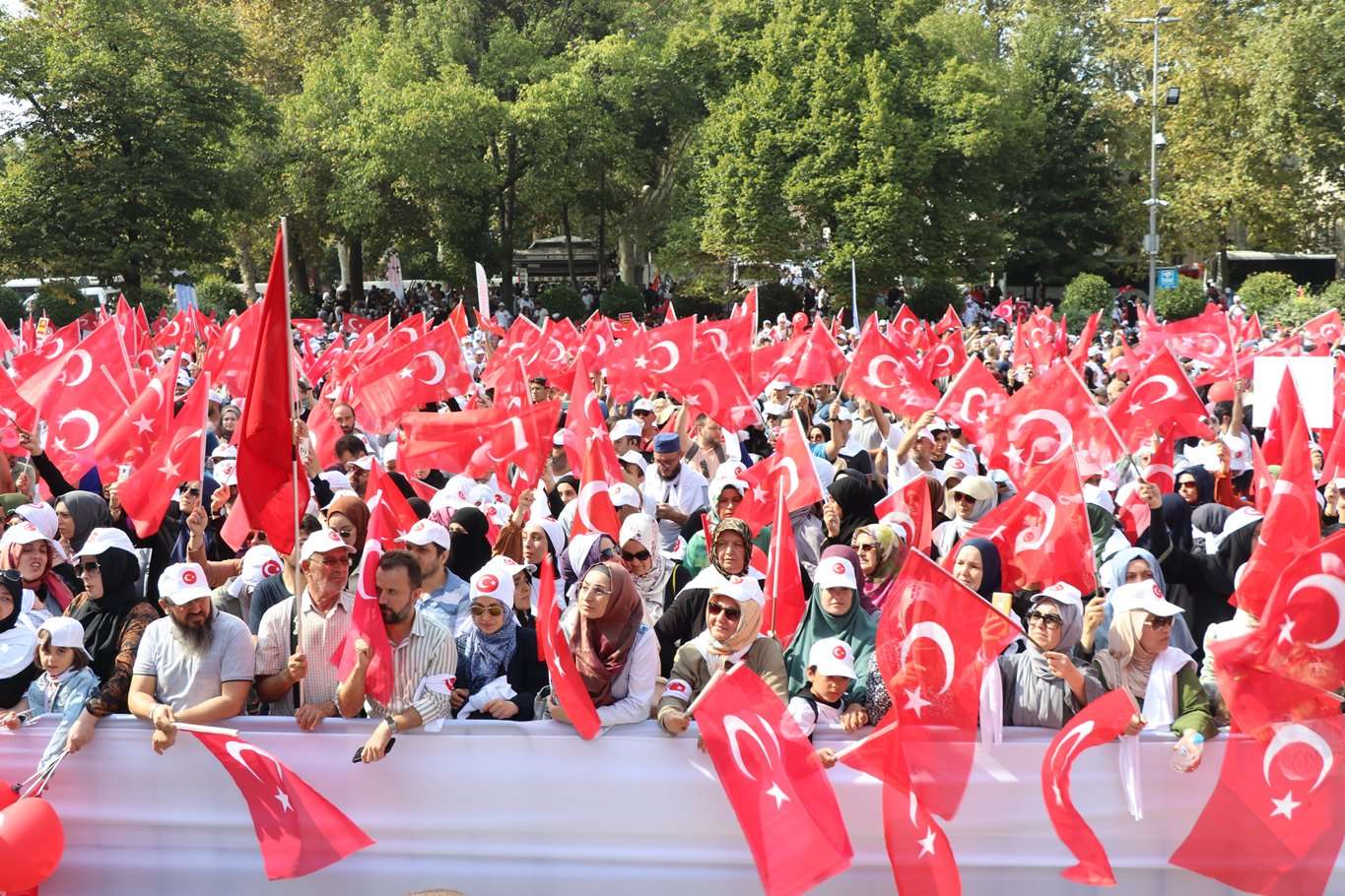 On binlerce kişi sapkınlığa dur demek için toplandı On binlerce kişi sapkınlığa dur demek için toplandı